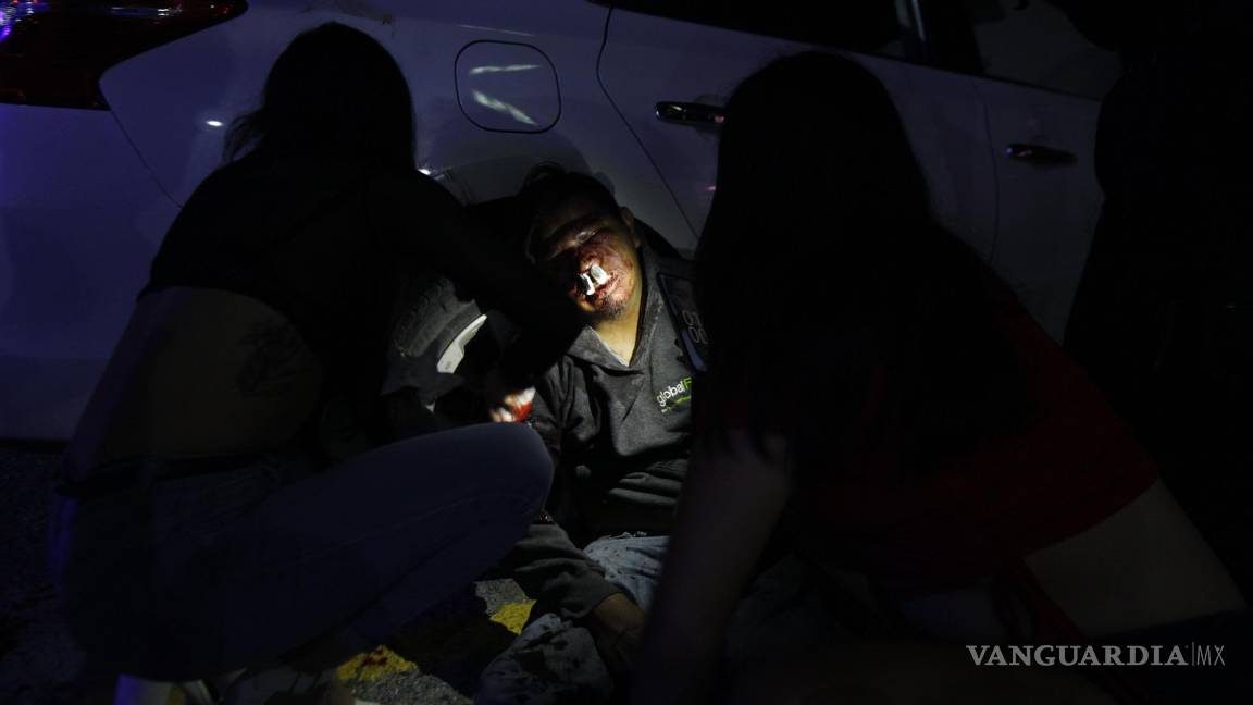 Golpean salvajemente a vendedor de flores afuera de un bar en Saltillo