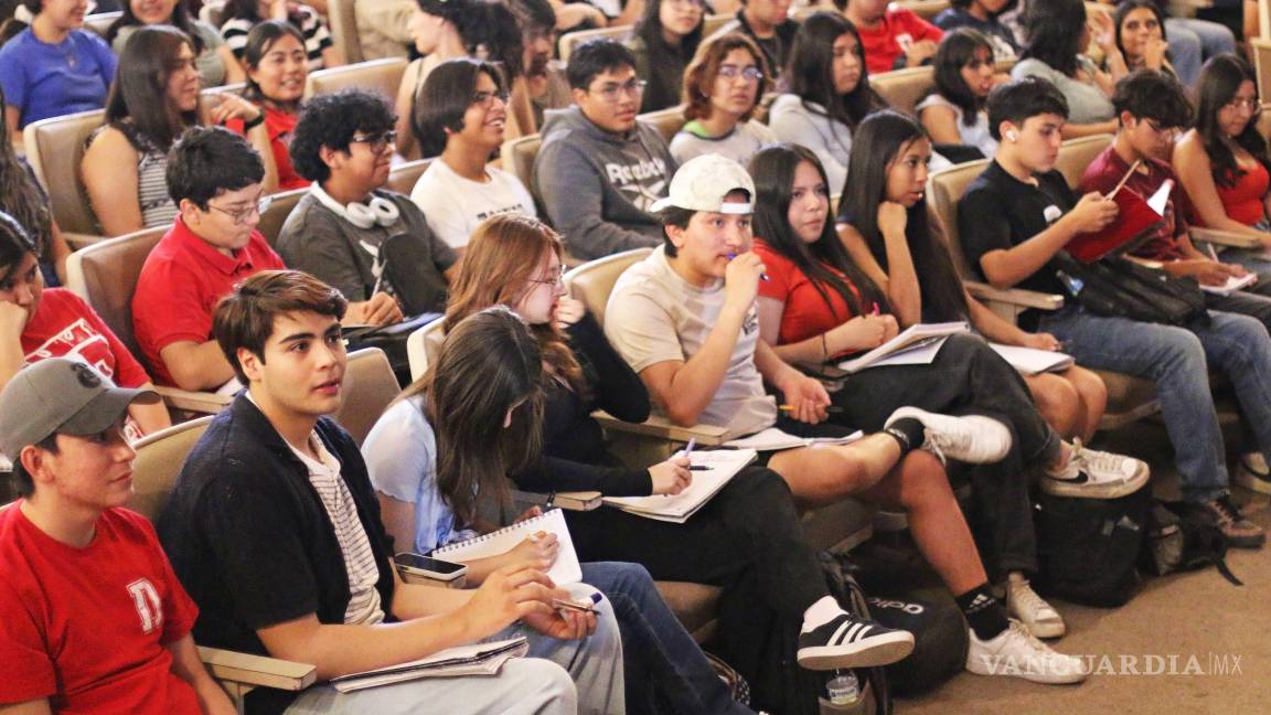 $!Estudiantes de diversas facultades de la UAdeC participaron activamente en la charla sobre salud mental.