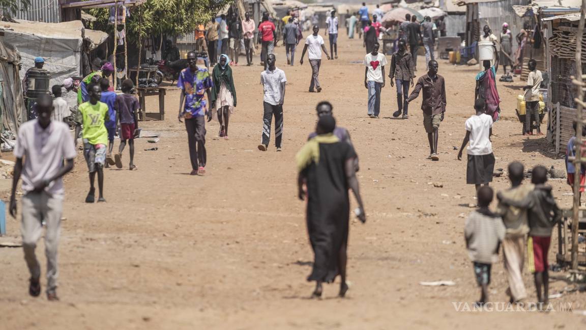 $!Desplazados internos caminan en Juba, Sudán del Sur. el mayor general James Monday Enoka, portavoz de la policía de Sudán del Sur, dijo a The Associated Press el miércoles que no habían llegado migrantes al país.