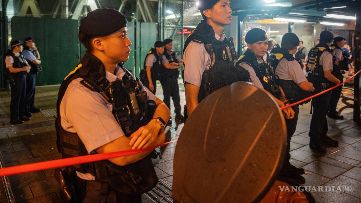 $!Agentes de policía hacen guardia en el Parque Victoria en Hong Kong, China.