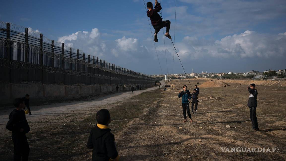$!Palestinos desplazados en el norte de la Franja de Gaza juegan junto a la frontera con Egipto, en Rafah, a lo largo del corredor de Filadelfia, al sur de Gaza.