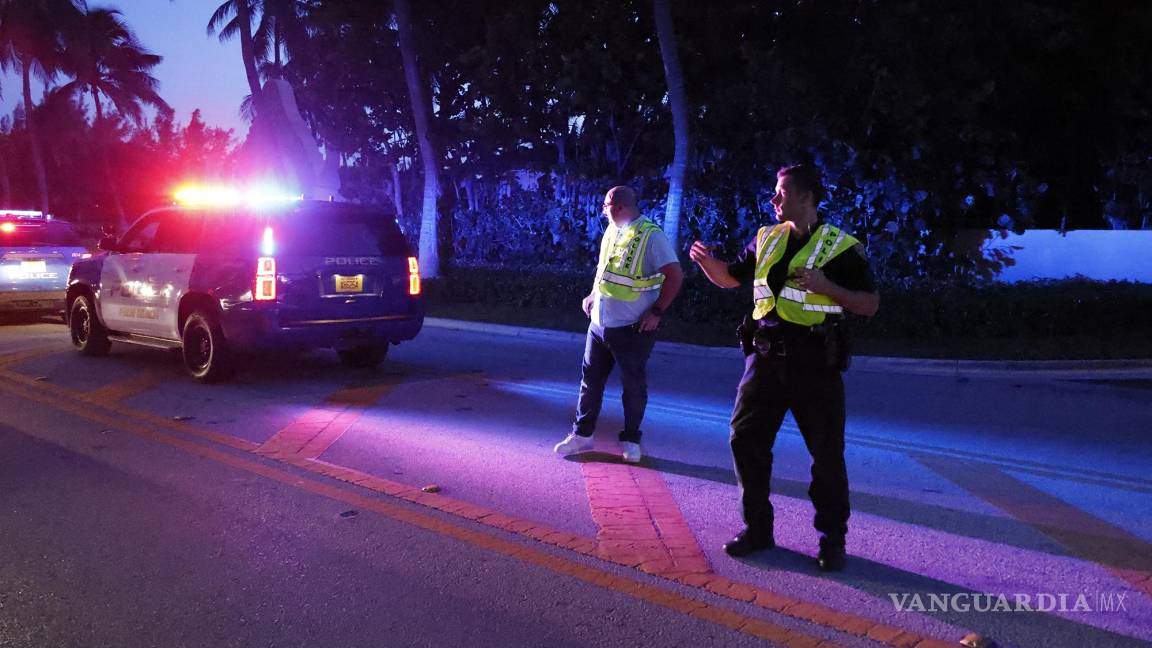 $!La policía dirige el tráfico frente a la entrada de la propiedad Mar-a-Lago del expresidente Donald Trump en Palm Beach, Florida.