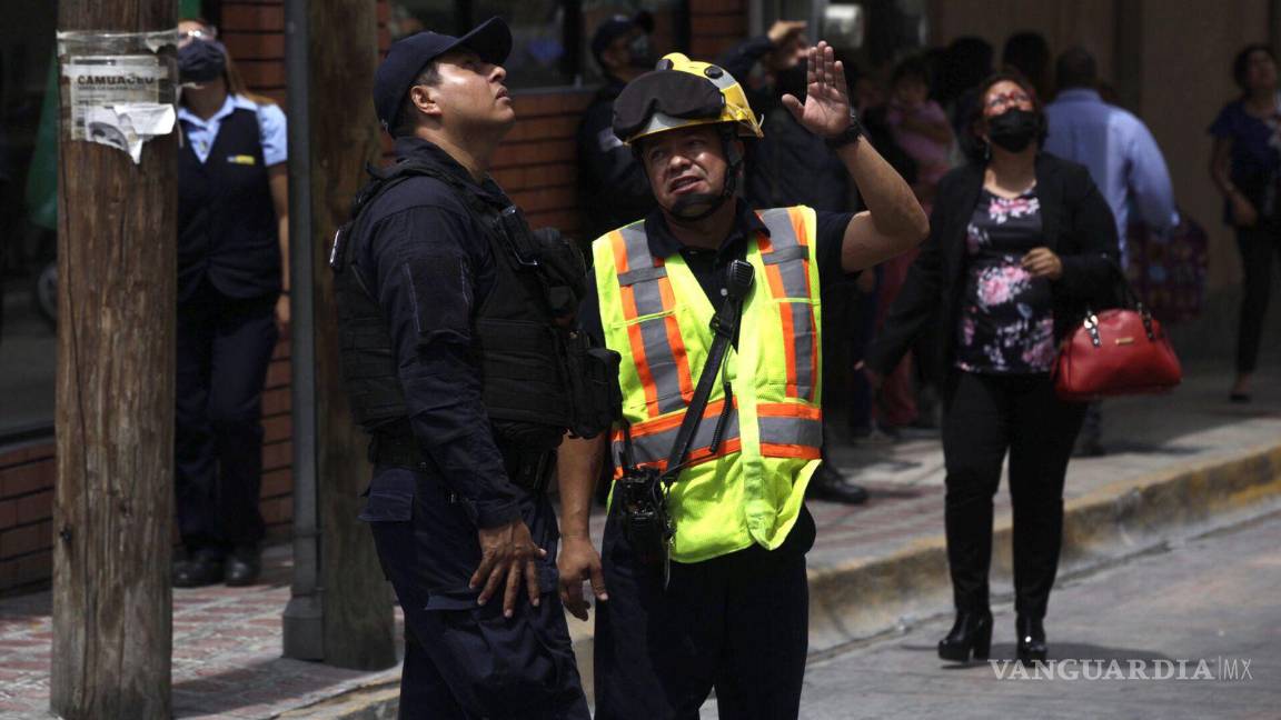 $!Tras 40 minutos, rescatan a mujer que amenazó con arrojarse en Hotel San Jorge de Saltillo