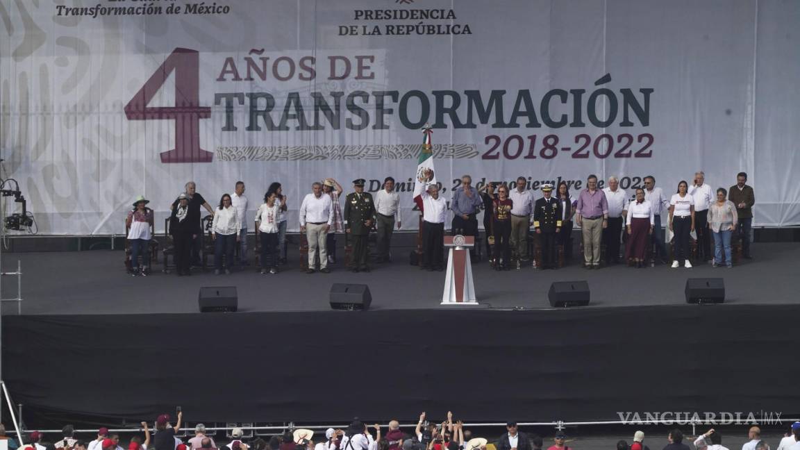 $!El presidente mexicano, Andrés Manuel López Obrador, se para en un escenario frente a un gran número de simpatizantes en el Zócalo.