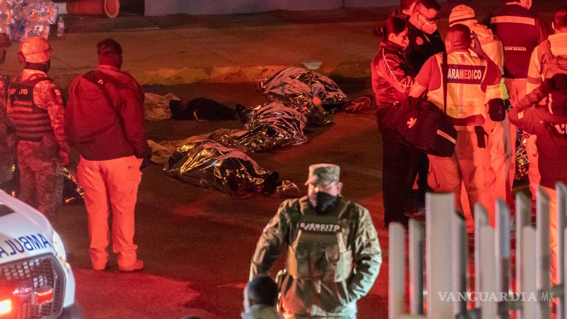 $!Cuerpos cubiertos de migrantes que murieron en un incendio en un centro de detención administrado, en Ciudad Juárez, México, el 28 de marzo de 2023.