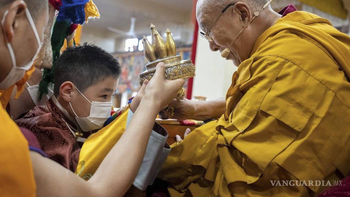 $!El Dalai Lama presentando a A. Altannar, el niño mongol de ocho años que ha sido seleccionado como una de las figuras más veneradas del budismo tibetano.
