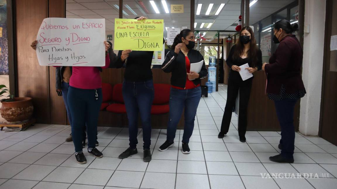 Protestan mamás en SEDU para solicitar rehabilitación de escuelas en Saltillo