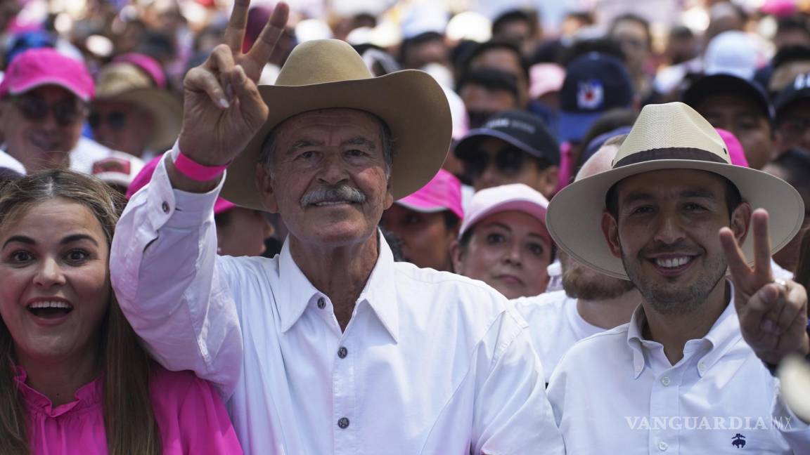 $!El expresidente Vicente Fox marcha en apoyo al INE mientras el presidente Andrés Manuel López Obrador presiona para reformarlo, en la Ciudad de México.