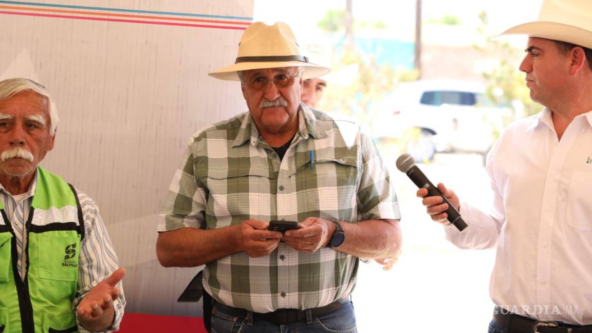 $!Autoridades municipales y habitantes del ejido San Juan de la Vaquería participaron en el arranque de los trabajos de rehabilitación de la plaza pública.