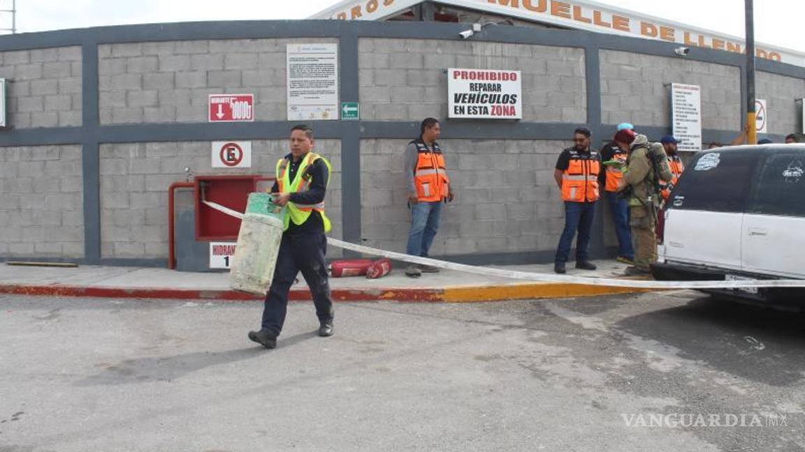 $!Elementos de Protección Civil acudieron al lugar para asegurar el tanque de gas y descartar más riesgos.