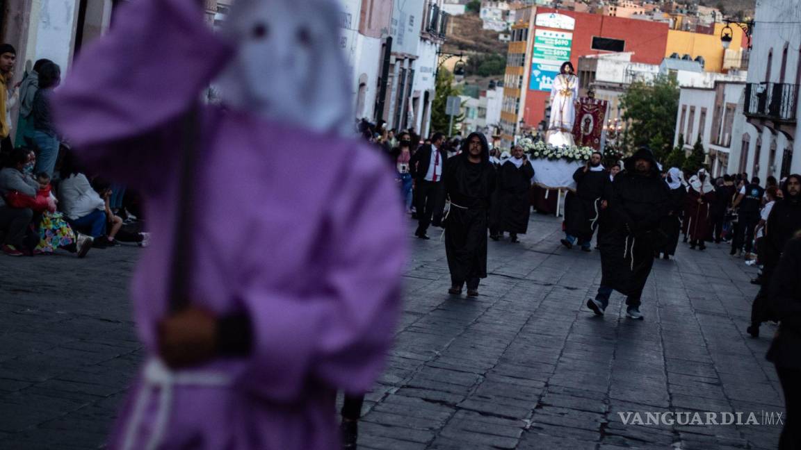 $!Con las calles inundadas por espectadores regreso la Procesión del Silencia en Zacatecas (Mexico).