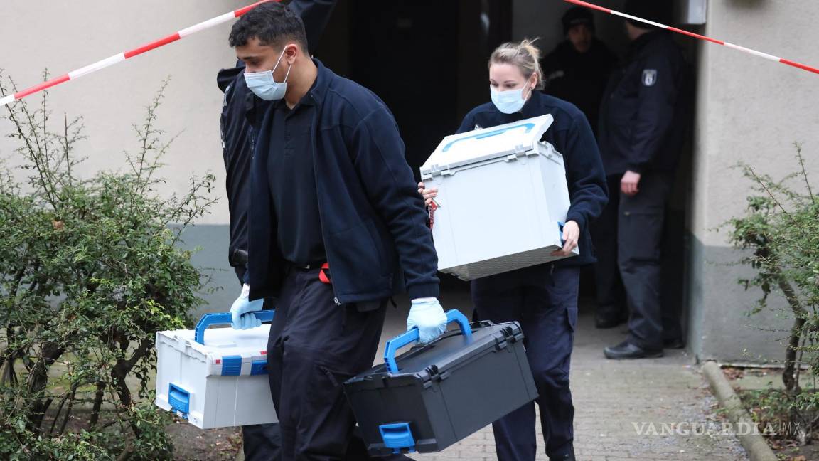 $!Los investigadores llevan cajas al salir del edificio donde fue arrestada la ex terrorista de la RAF Daniela Klette en Berlín, Alemania.