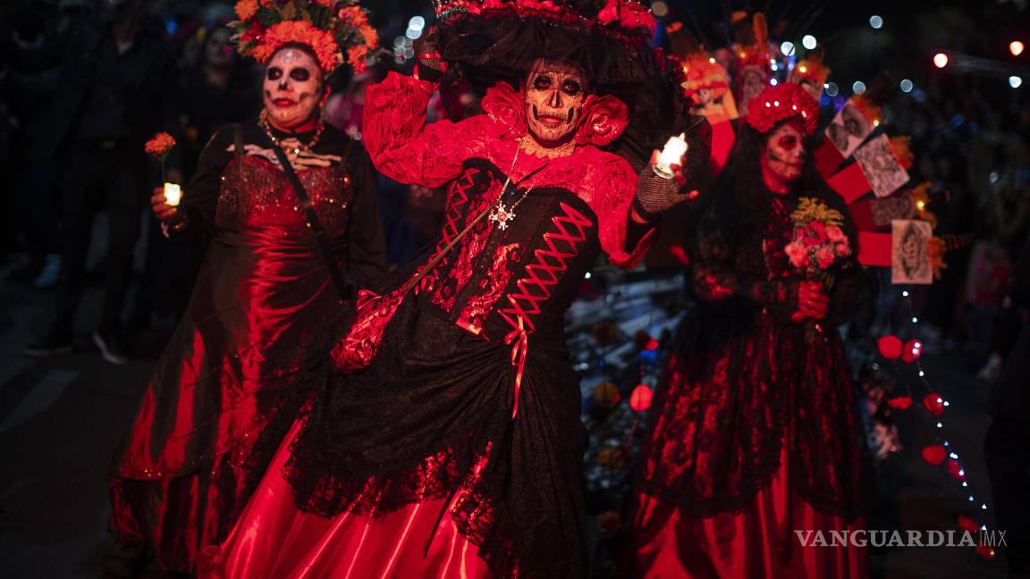 $!Personas caracterizadas de Catrinas participan en la Procesión de Catrinas como parte de las celebraciones por el Día de Muertos, en Ciudad de México.