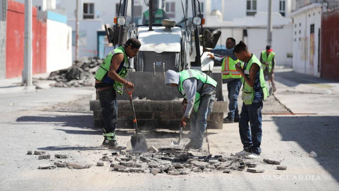 $!Personal de Infraestructura utiliza maquinaria especializada con sistema de calor para retirar pavimento dañado y aplicar asfalto caliente.