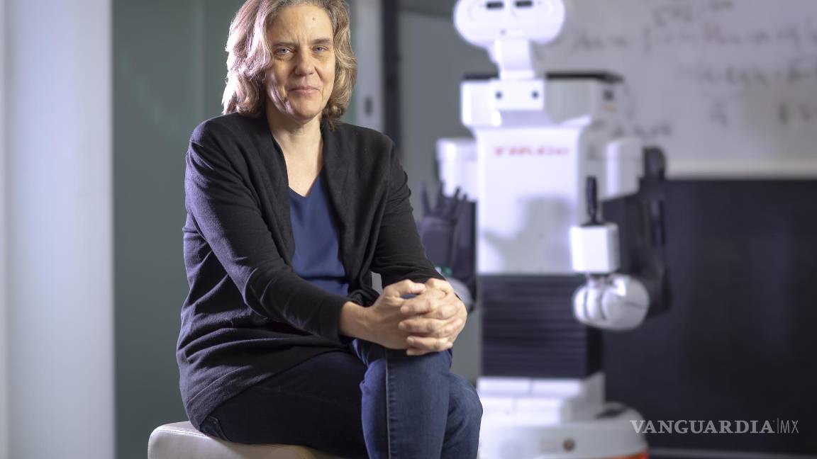 $!Cordelia Schmid, junto a máquina con visión artificial.