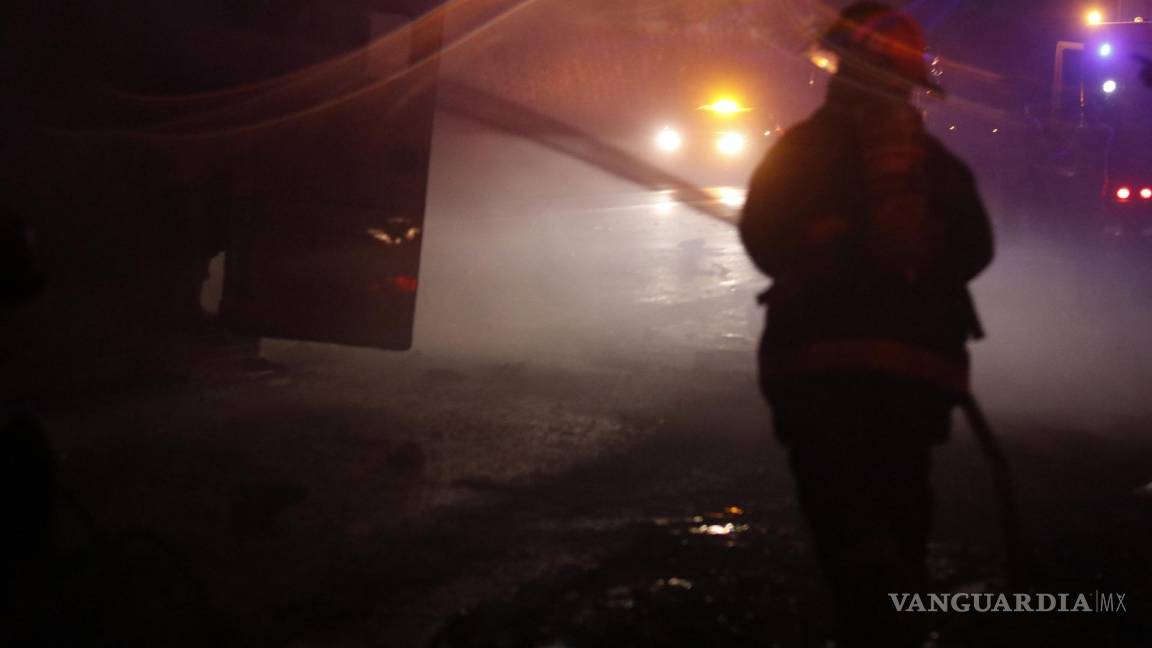 Se detiene el tráfico tras aparatoso choque e incendio en tramo Monterrey-Torreón