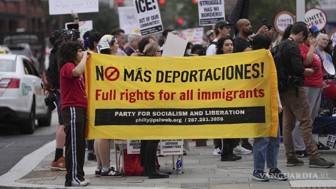 $!Protesta por el despliegue de la Guardia Nacional en Los Ángeles y la detención del líder sindical David Huerta cerca del Independence Hall en Filadelfia.