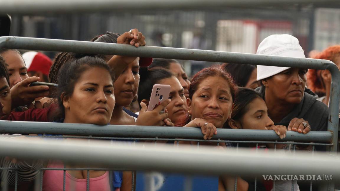 $!Amigos y familiares de presos esperan noticias de sus seres queridos tras los enfrentamientos en la Penitenciaría del Litoral de Guayaquil, Ecuador.