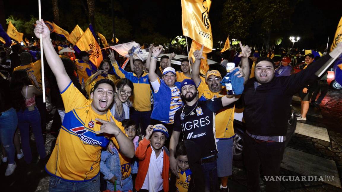 Saltillo saca las garras: aficionados de Tigres celebran en la Alameda