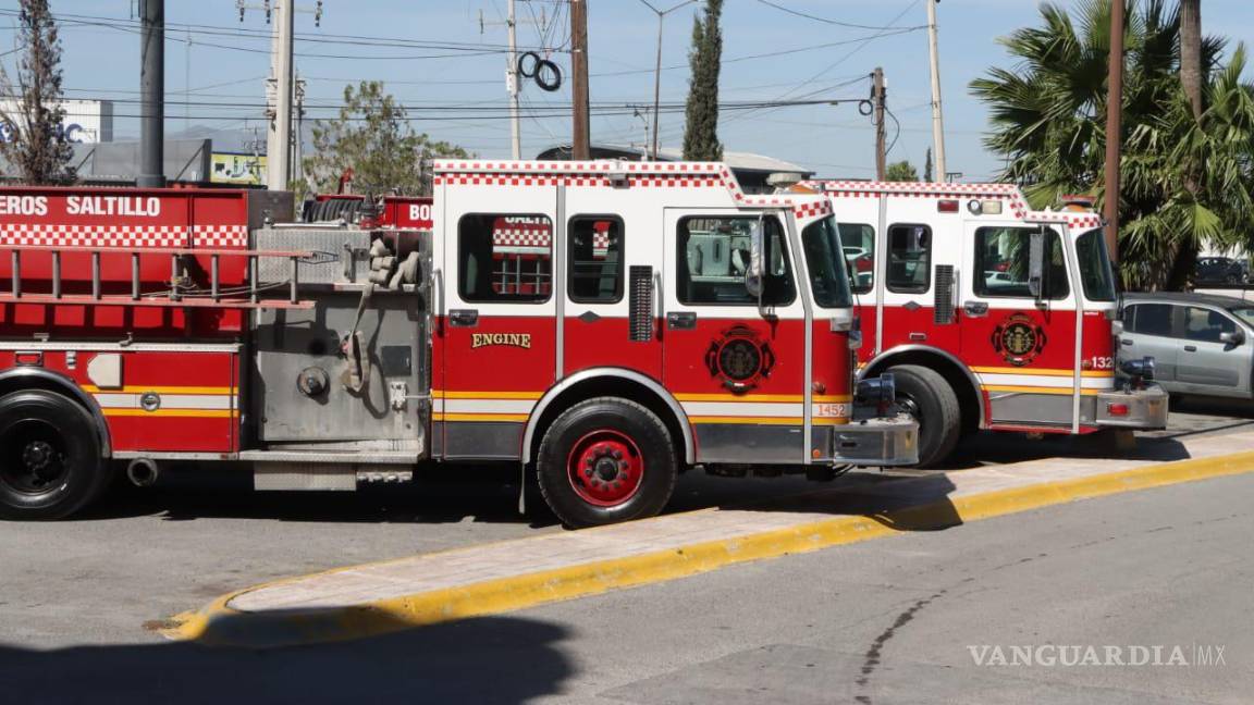$!El alcalde José María Fraustro presentó el nuevo camión de bomberos donado por Austin, Texas, que se incorporará al Heroico Cuerpo de Bomberos.