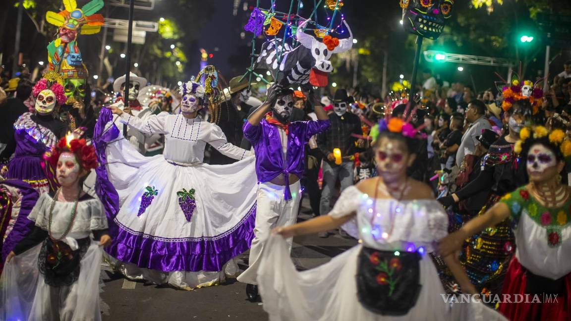 $!Personas caracterizadas de Catrinas participan en la Procesión de Catrinas como parte de las celebraciones por el Día de Muertos, en Ciudad de México.