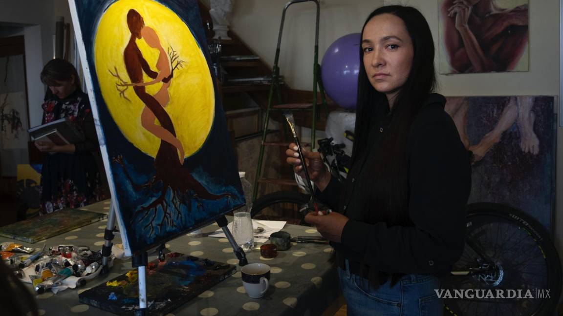 Para varias mujeres ucranianas, pintar las ayuda a sobrellevar la muerte de sus seres queridos