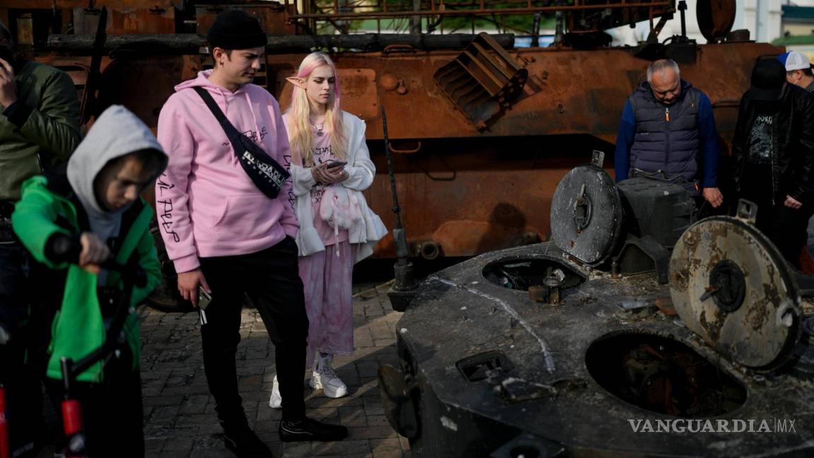 $!Gente mirando un tanque ruso destruido colocado en la Plaza Mykhailivs'ka en el centro de Kiev, Ucrania, el lunes 23 de mayo de 2022.