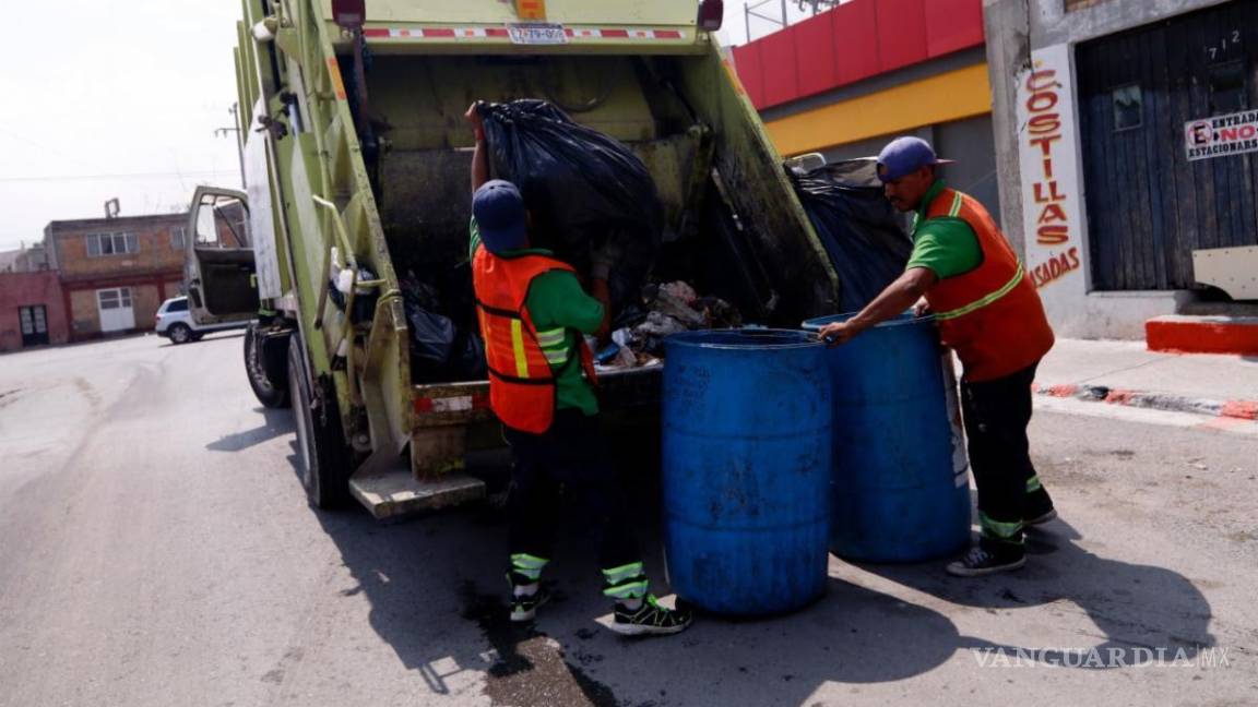 $!Personal de limpieza en labores de recolección.
