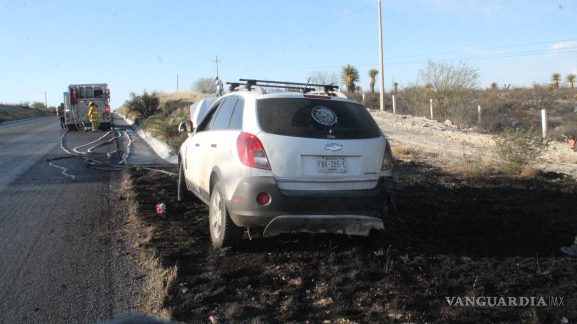 Camioneta se incendia a orilla de carretera federal; el conductor se salvó de milagro