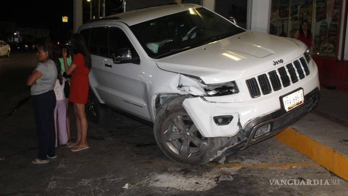 $!La camioneta Jeep Cherokee que embistió a la mujer tras ser golpeada por otro vehículo.