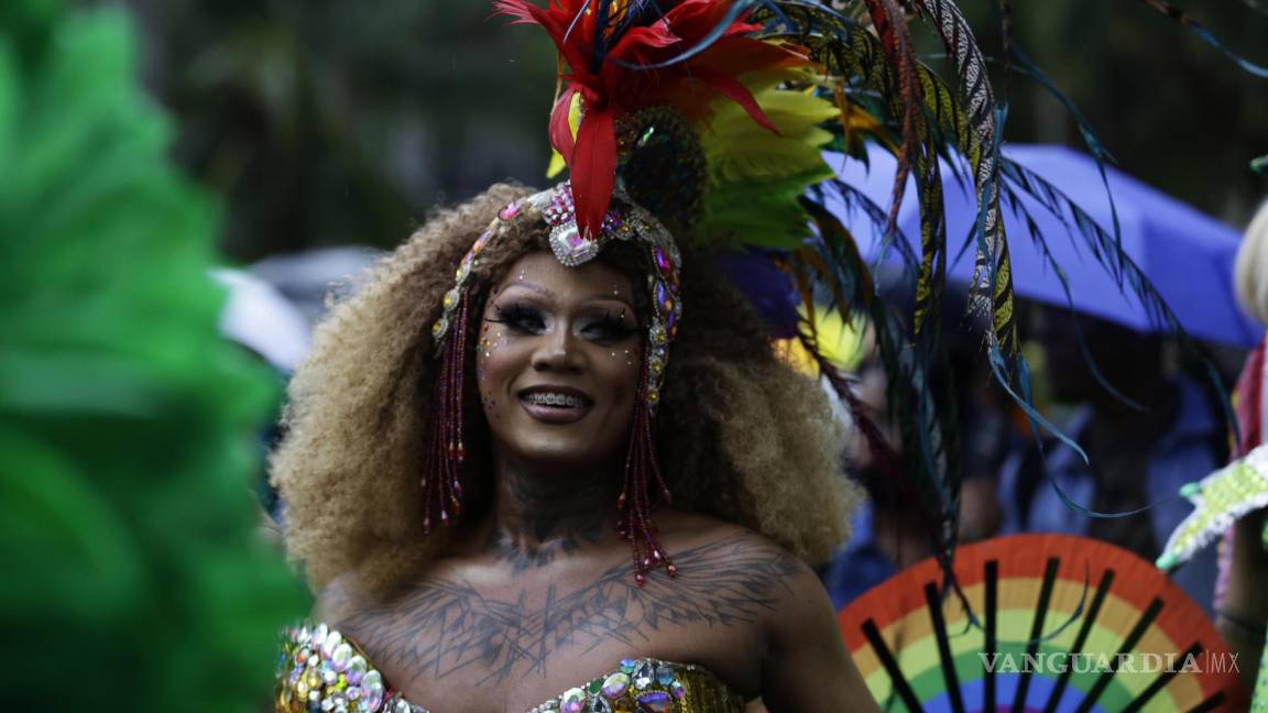 $!Cientos de personas marchan en el marco del Orgullo LGBTI+ hoy, en Ciudad de Panamá, Panamá.