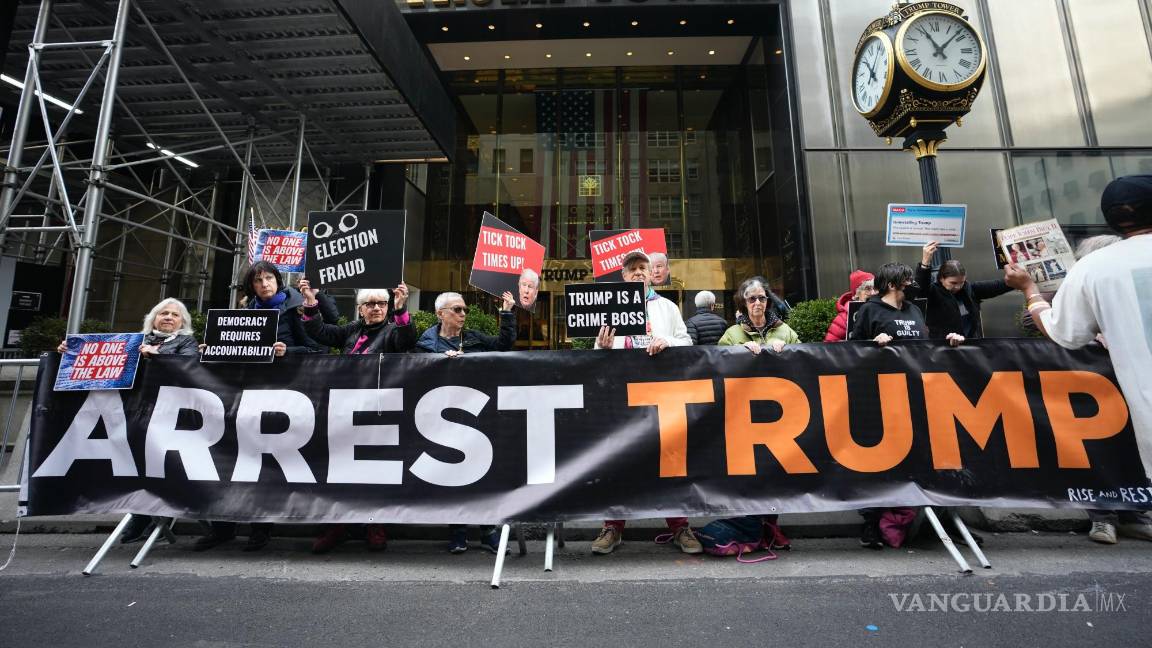 $!Manifestantes se reúnen frente a la Torre Trump en Nueva York. El expresidente Donald Trump fue acusado por un gran jurado de Manhattan.