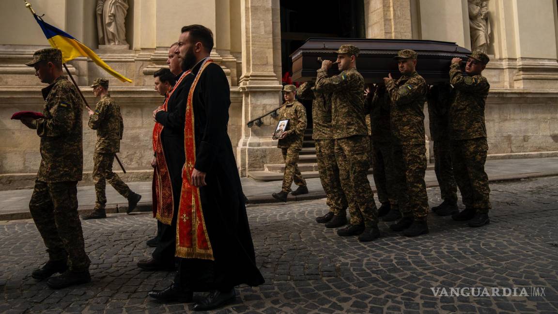 $!Soldados llevan los ataúdes de dos sargentos del ejército ucraniano durante su funeral en la iglesia de los Santos Pedro y Pablo en Leópolis, Ucrania.