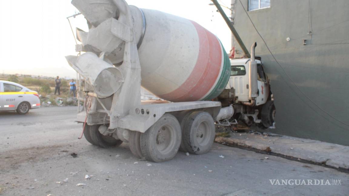 Conductor de camión revolvedor se impacta contra casa, en Saltillo