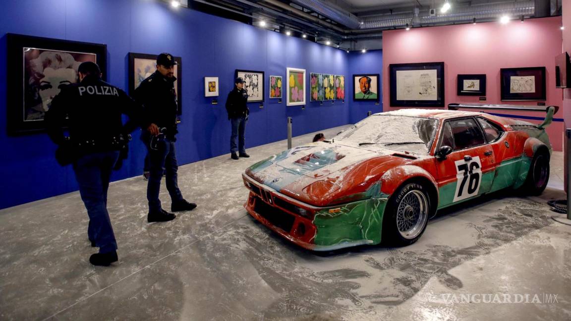 Activistas cubren una obra creada por Andy Warhol con 8 kilos de harina en Milán