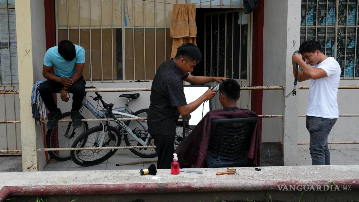 $!Los estudiantes de la escuela Normal Rural Raúl Isidro Burgos se cortan el pelo entre ellos, en Ayotzinapa, en el estado de Guerrero, México.