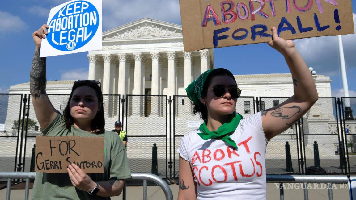 $!Activistas de los grupos Bans Off Our Bodies y Pro Choice protestan contra el fallo que prohíbe el aborto hoy, frente al Tribunal Supremo en Washington.