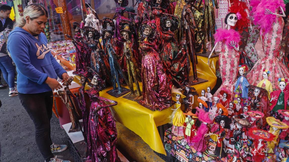 $!Comerciantes venden productos para celebrar el Día de Muertos, en el mercado de Jamaica en Ciudad de México (México).