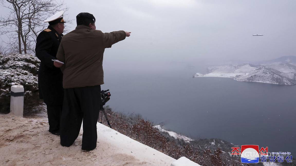 Kim Jong Un, supervisa el ensayo de dos misiles de crucero lanzados desde un submarino