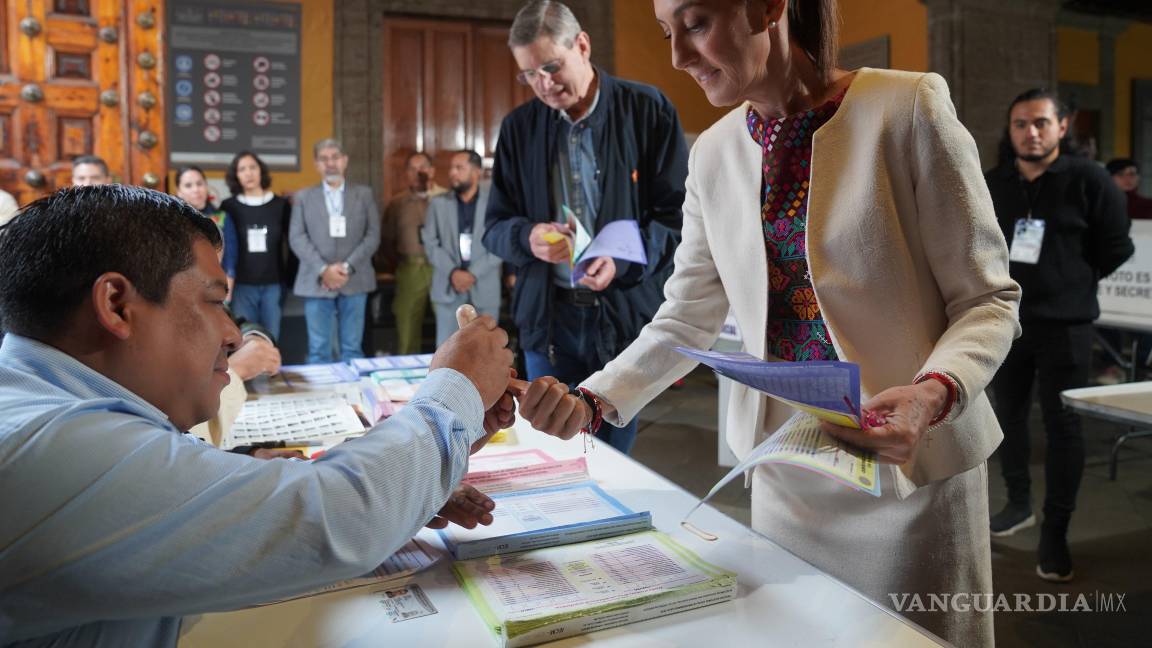 ‘¡Qué viva la democracia!’: Sheinbaum emite voto durante la Elección Judicial