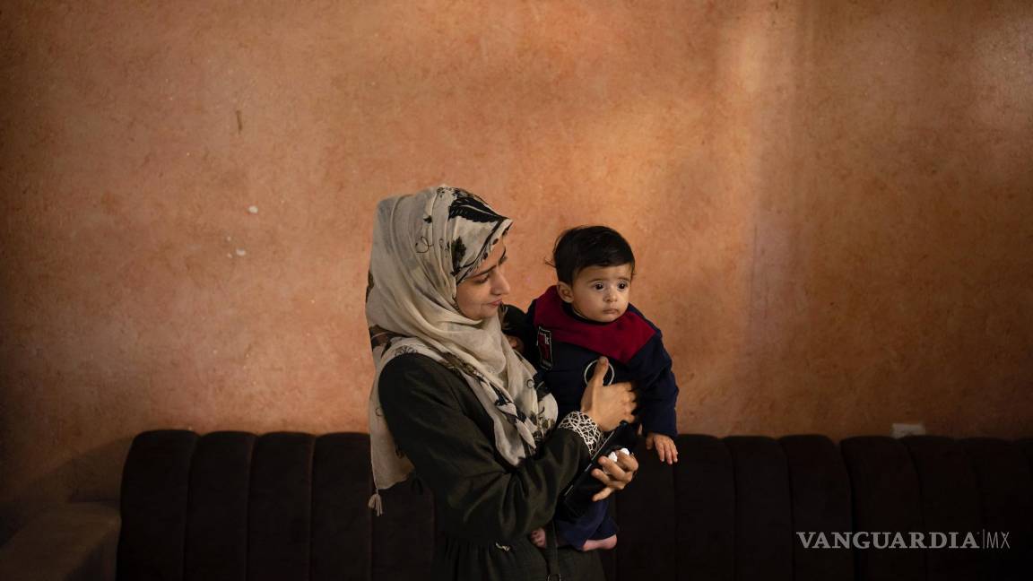 $!Amal Al-Taweel con su bebé Ali en la casa de su familia en Nuseirat, en la Franja de Gaza,. Ali nació el 7 de octubre, el día en que estalló la guerra.