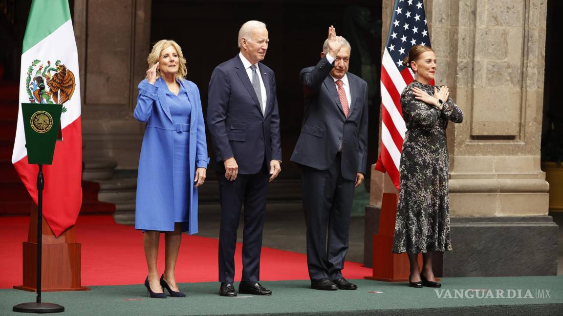 $!El presidente de México, Andrés Manuel López Obrador (cd), y su esposa Beatriz Gutiérrez Müller (d), posan junto al presidente de EEUU, Joe Biden (ci), y la primera dama, Jill Biden (i).