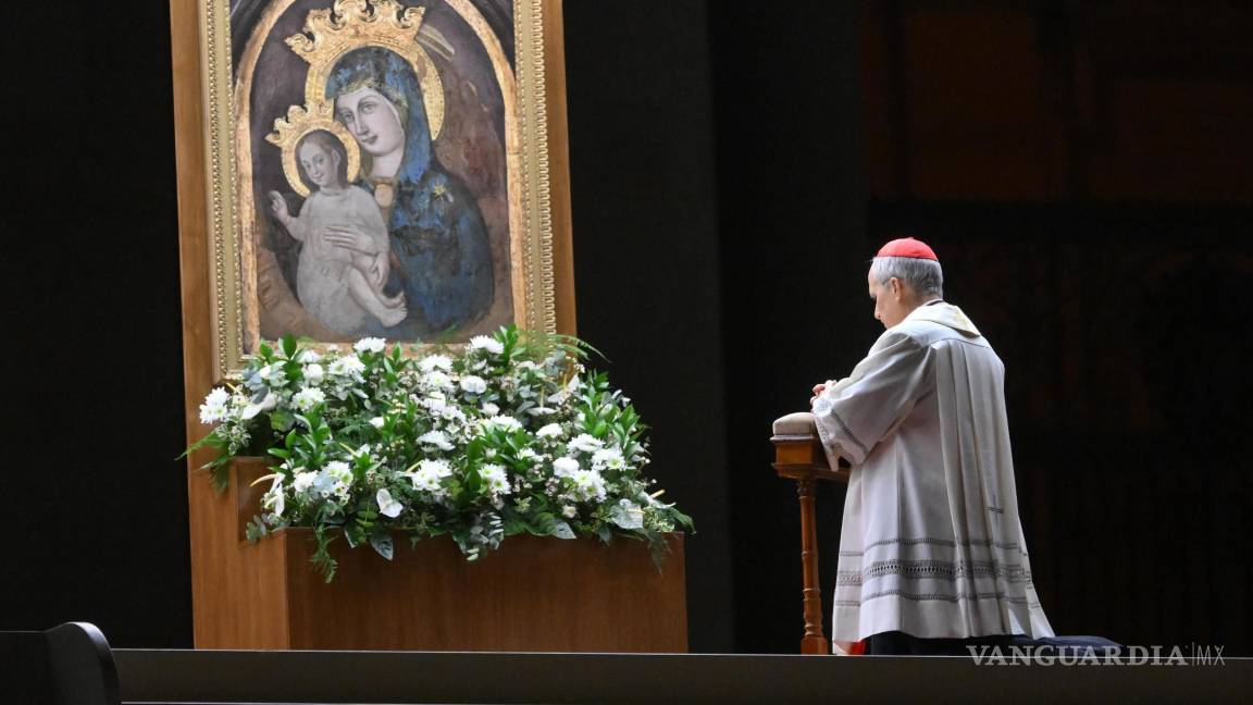 $!El entonces cardenal Robert Francis Prevost en marzo de 2025 rezando ante la Virgen por la salud del Papa Francisco.