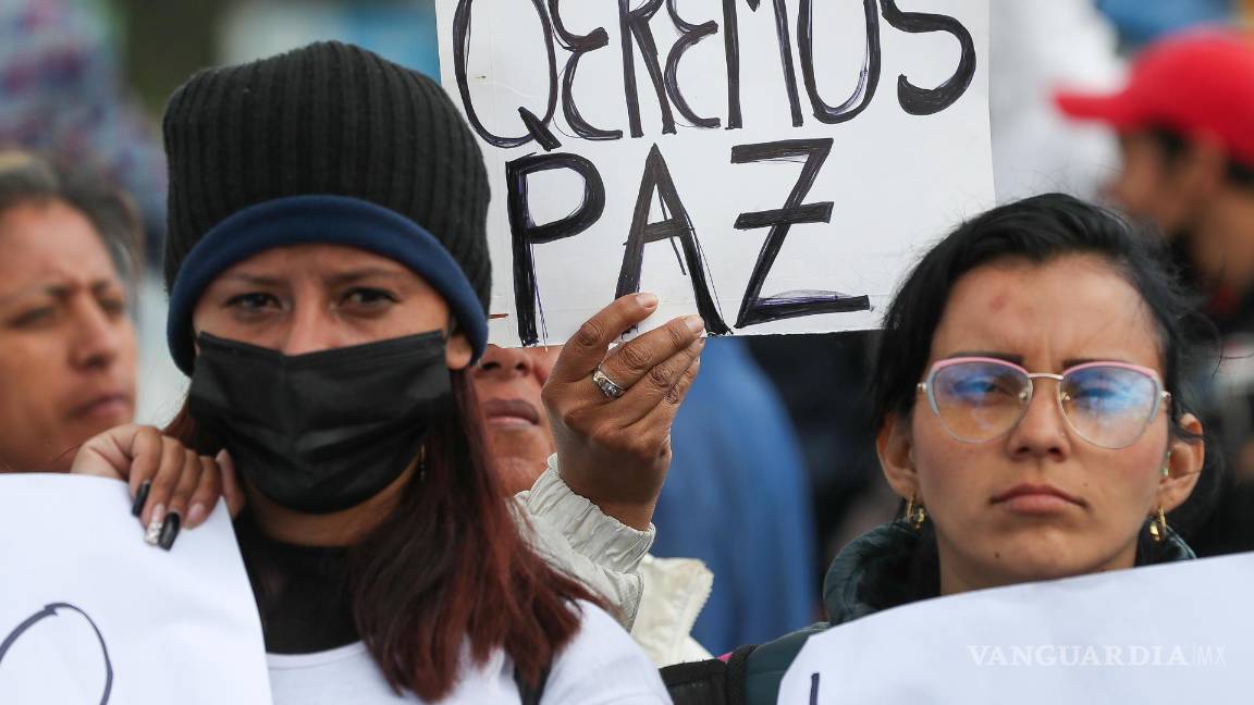 $!Familiares de reclusos se manifiestan a las afueras del Centro de Rehabilitación Social Sierra Centro Norte Cotopaxi en Latacunga, Ecuador.