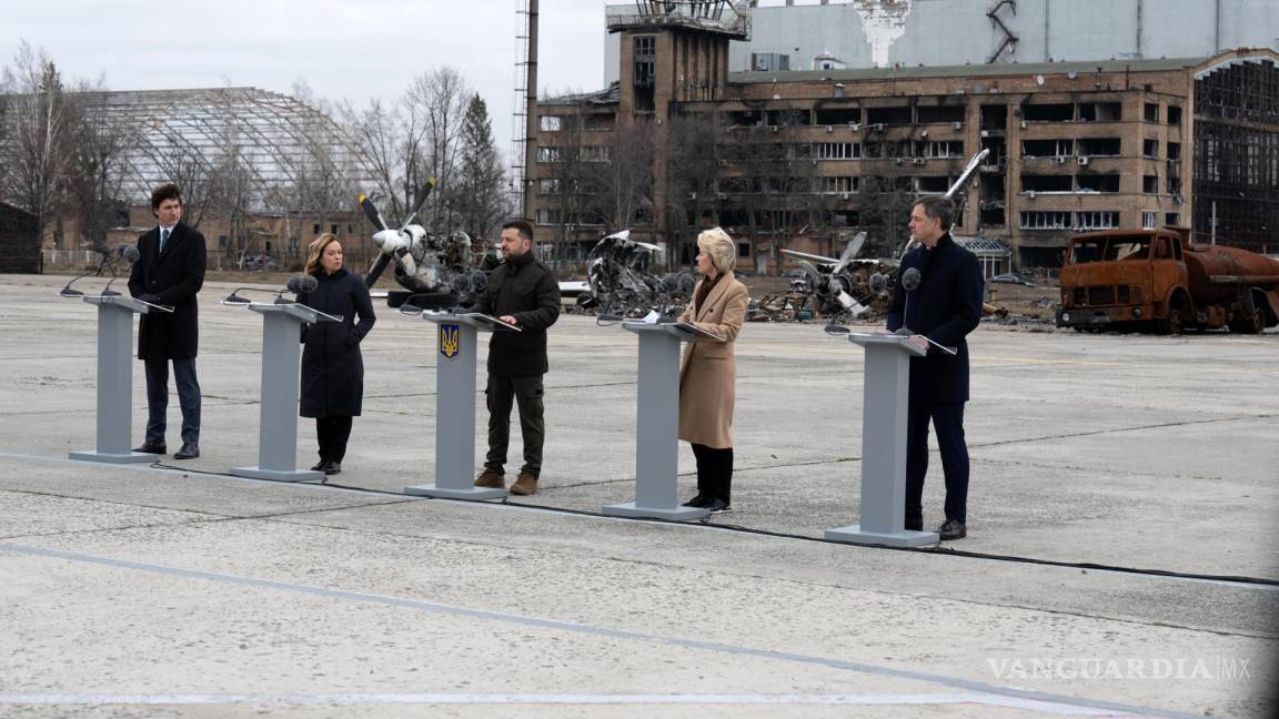 Volodímir Zelenski y líderes mundiales homenajean a los caídos en el aeropuerto de Gostomel en Kiev