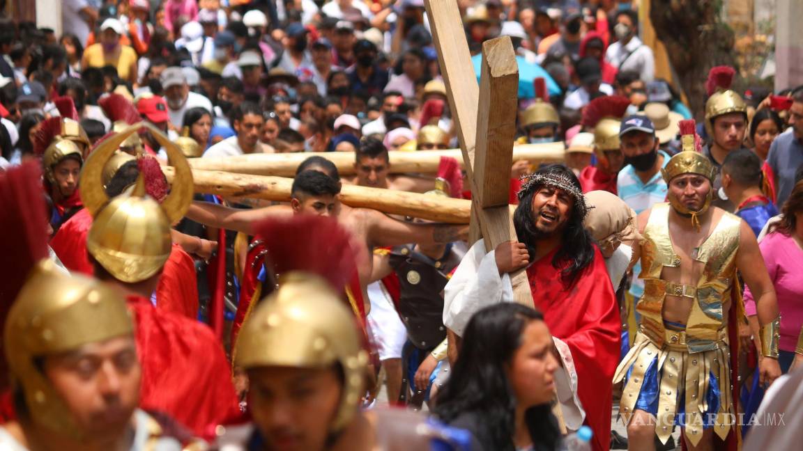 $!Personas escenifican hoy la Pasión y Muerte de Cristo en el barrio El Arbolito, en el marco del Viernes Santo en Pachuca, Hidalgo (México).