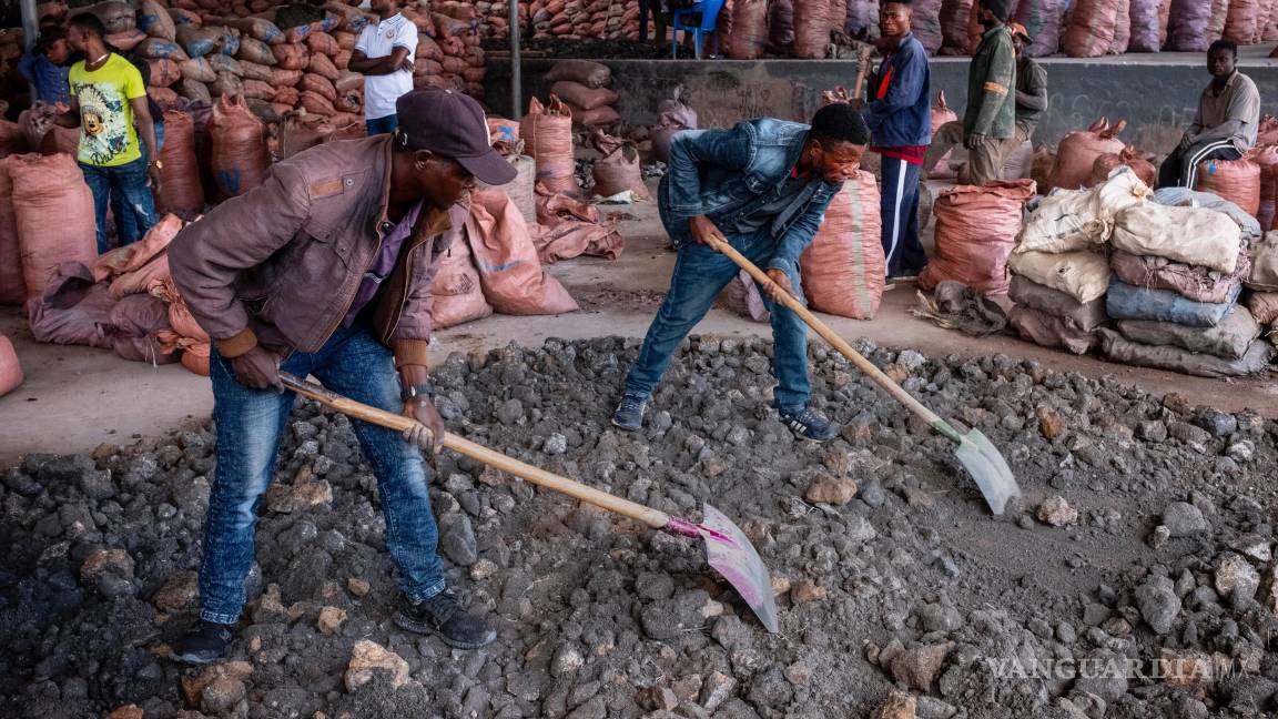 $!Los trabajadores trituran cobalto en la mina de Kasulu en Kolwezi, República Democrática del Congo. Los minerales críticos han estado en la mente Trump.