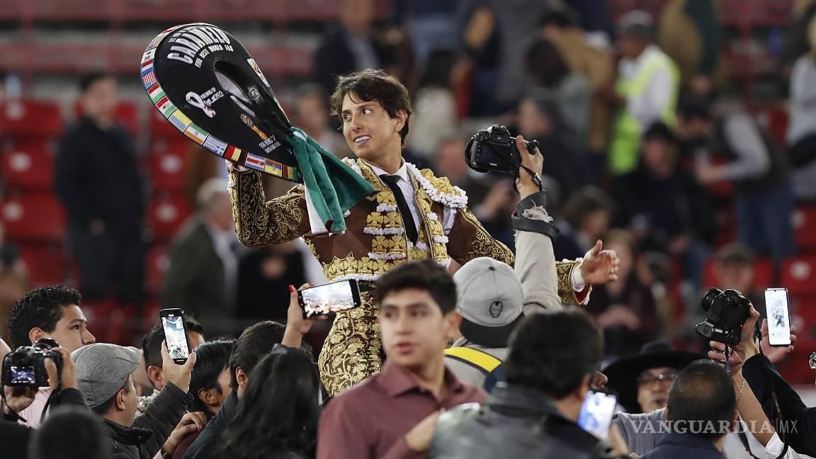 $!Roca Rey posando con un sarape saltillense.