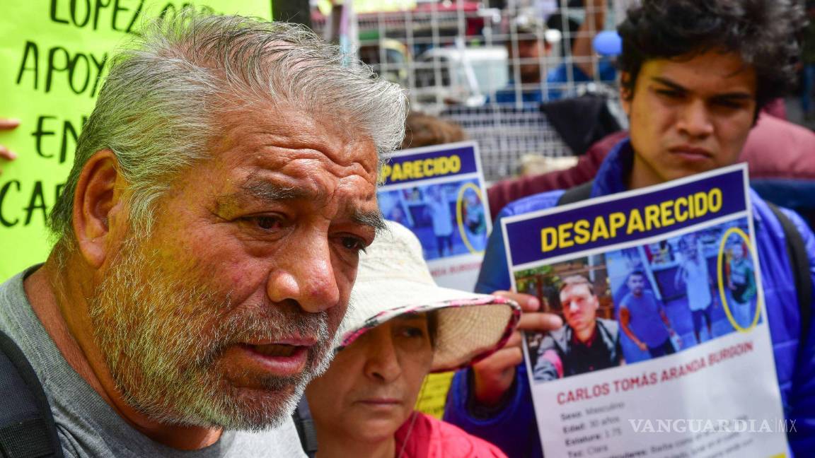 $!Octavio Aranda, padre de Carlos Tomás Aranda, joven desaparecido en Canadá, junto a familiares y amigos, acudió a las inmediaciones de Palacio Nacional, para solicitar a Andrés Manuel López Obrador su intervención con el gobierno canadiense para agilizar la búsqueda de su hijo.