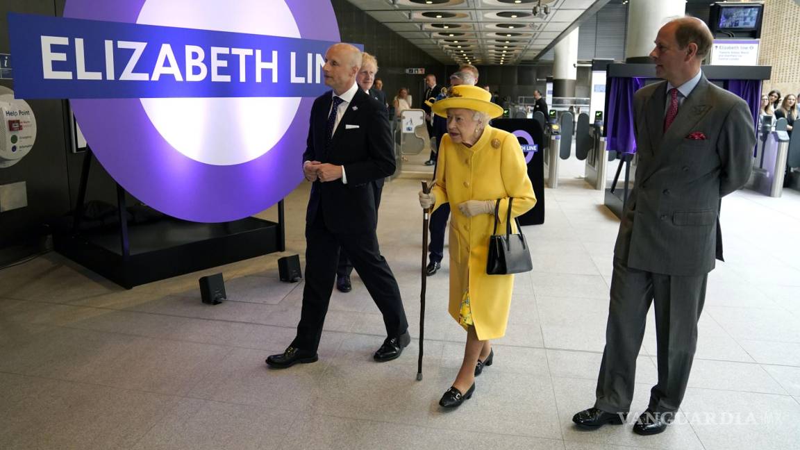¡Sorpresa!, reaparece en público la reina Isabel II en inauguración de estación del metro que lleva su nombre